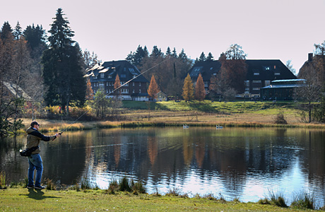 Adlerweiher in Hinterzarten mit Wellness-Hotel Reppert im Hintergrund