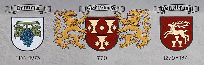 Wappen am Rathaus Staufen im Breisgau - Staufen, Grunern, Wettelbrunn