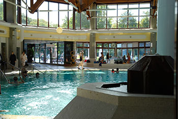 Innenbecken des Thermalbad "Balinea Thermen"