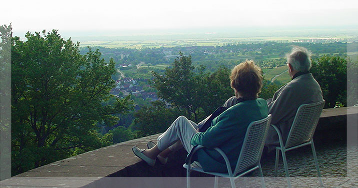 Blick von der Badenweiler Burgruine über Niederweiler und Müllheim in die Rheinebene des Markgräflerland