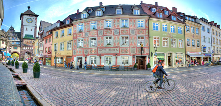 Schwabetor und Hotel Gasthaus Zum roten Bären (eines der ältesten Gasthäuser Deutschlands) 