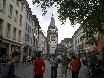 Kaiser-Josef-Strasse mit Martinstor in Freiburg