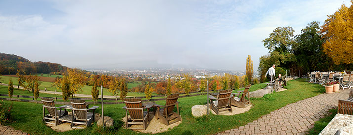 Jesuitenschloss auf dem Schönberg in Merzhausen mit Blick über Freiburg im Breisgau Richtung Vogesen