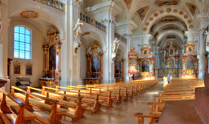 Die ehemalige Klosteranlage mit Barockkirche im Ortszentrum von St. Peter