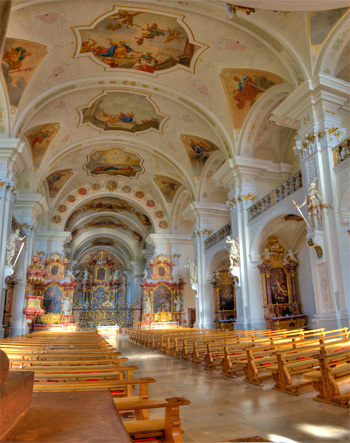 Die ehemalige Klosteranlage mit Barockkirche im Ortszentrum von St. Peter