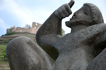 Bacchus - Kurt Lehmann 1970 Bronze  vor dem Schlossberg Staufen