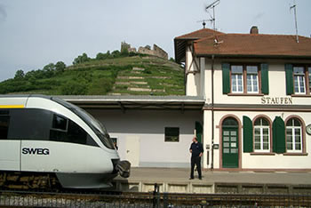 Bahnhof mit Burg und Zug