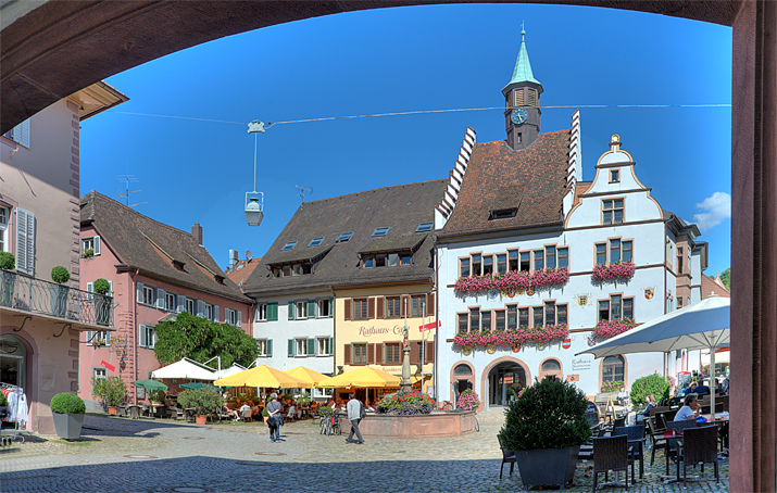 Marktplatz mit Rathaus Staufen im Breisgau